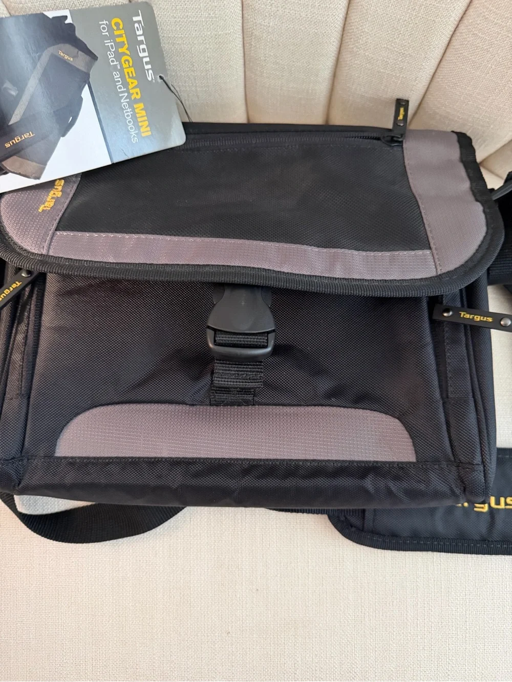 Targus Black & Gray Messenger Bag for zip